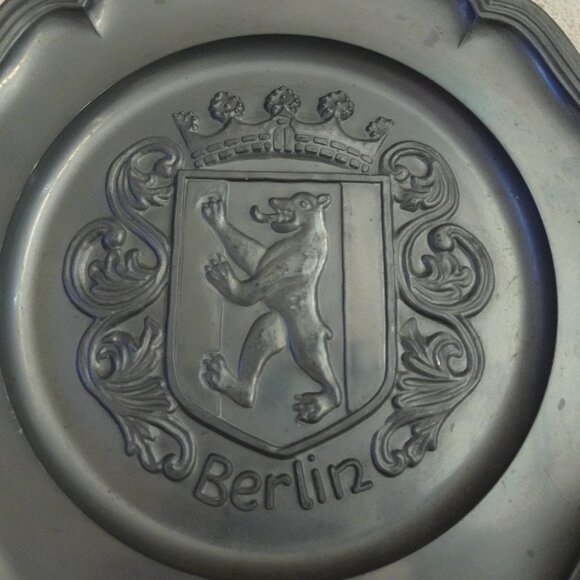 Vintage Embossed Pewter Plate Berlin Germany Bear Coat of Arms 9 Inch Decor Gift - Picture 8 of 9